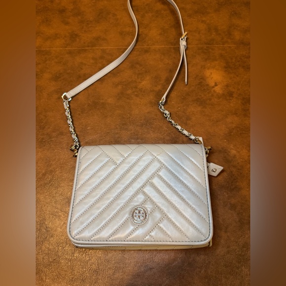 Tory Burch Handbags - EUC Tory Burch Grey Crossbody Bag with Chain Strap.